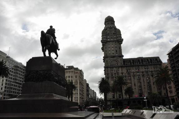 A imponente estátua em honra ao General Artigas, o maior heroi nacional, na Plaza Independencia, no Centro Velho de Montevideo, no Uruguai
